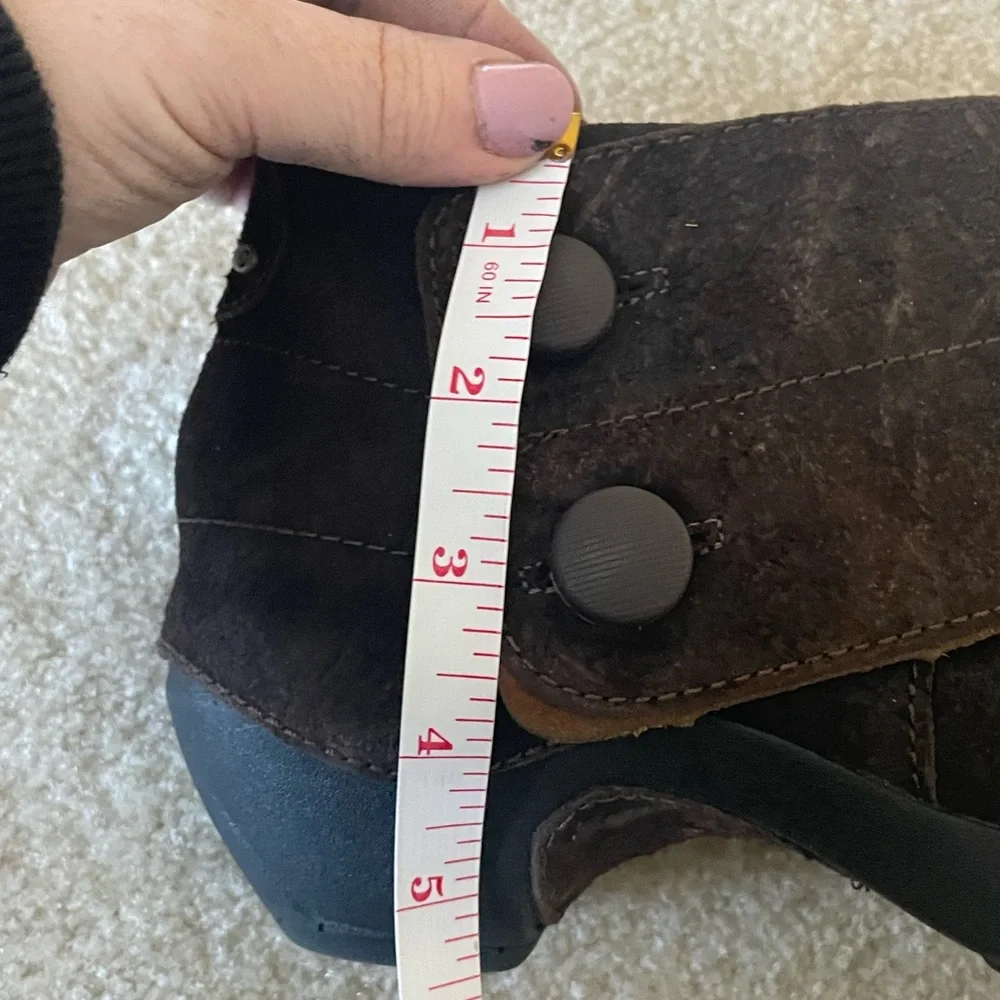Merrell Espresso Luxe ankle boots with Button Detail. Women size 8.5‎